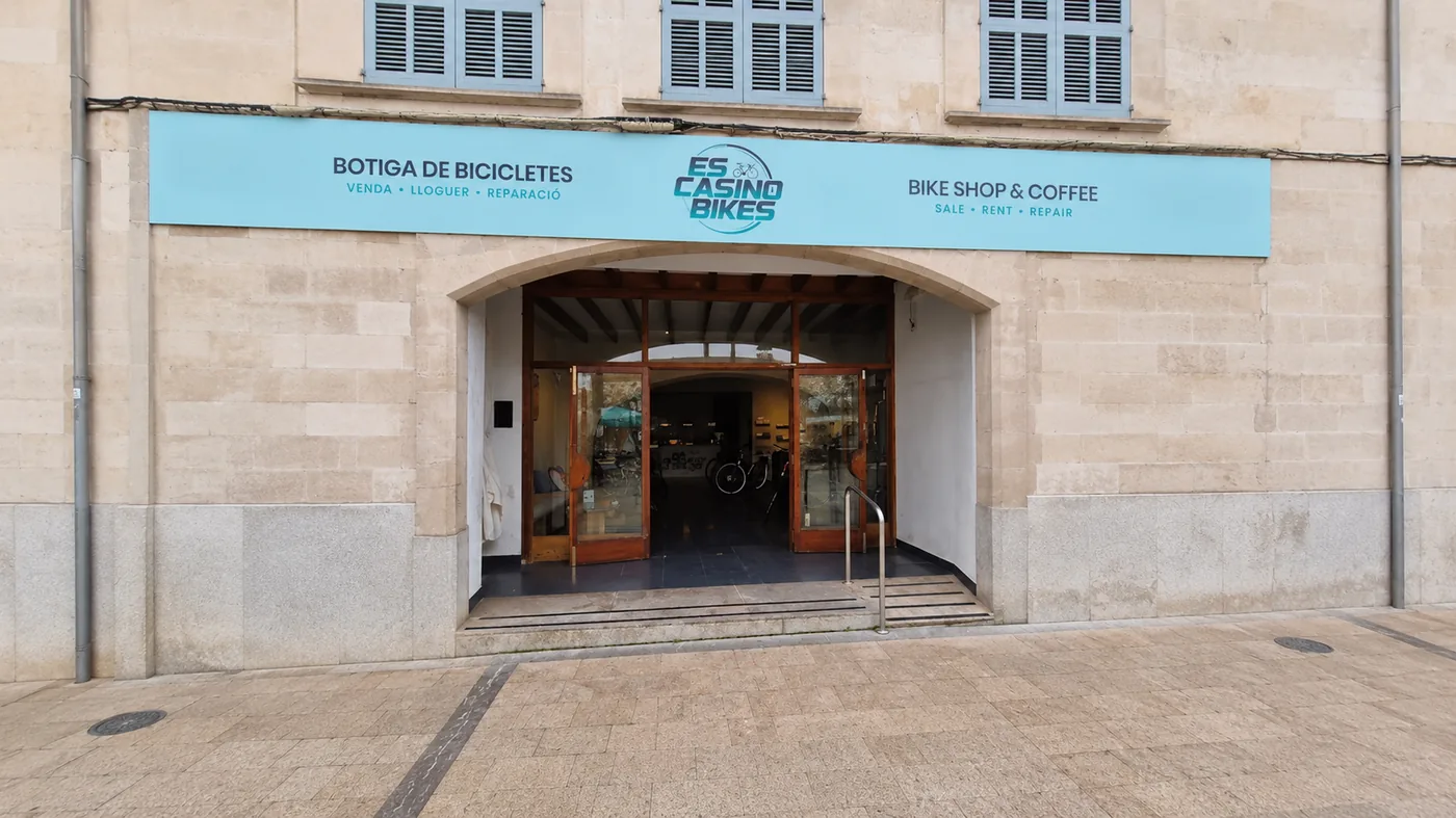 Fachada de Es Casino Bikes en Petra